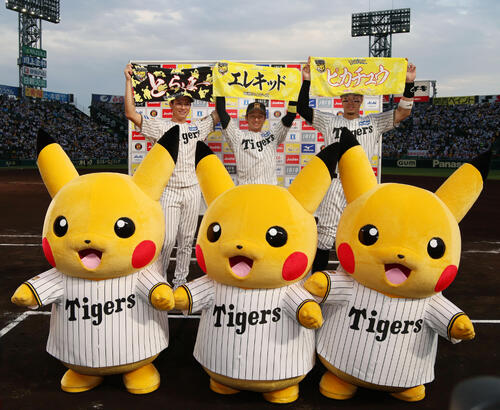 ピカチュウと記念写真に納まる阪神の、左から湯浅、近本、佐藤（撮影・加藤哉）