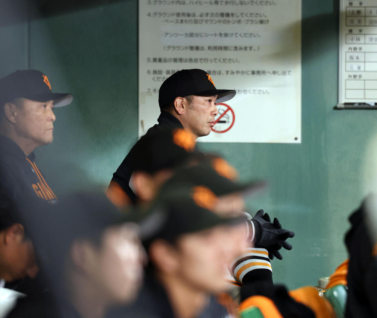 巨人対中日　厳しい表情で試合を見つめる巨人阿部慎之助監督）（撮影・浅見桂子）