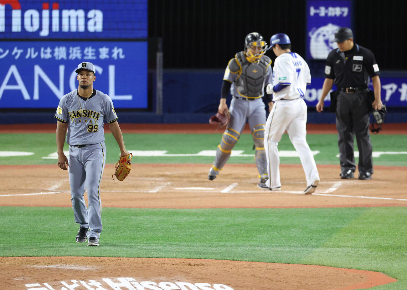 DeNA対阪神　7回裏DeNA無死満塁、山本祐大に押し出し四球を与えるモレッタ（撮影・河田真司）