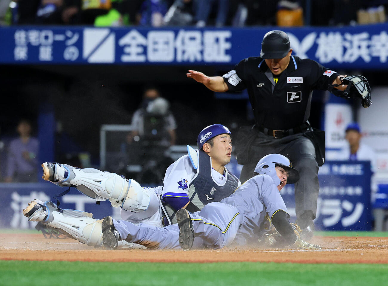 DeNA対阪神　3回表阪神2死一塁、佐藤輝明の適時二塁打で生還する中野拓夢。捕手山本祐大（撮影・藤尾明華）