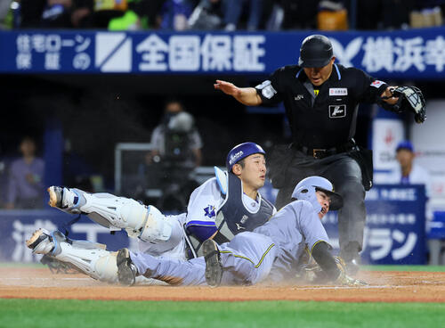 DeNA対阪神　3回表阪神2死一塁、佐藤輝明の適時二塁打で生還する中野拓夢。捕手山本祐大（撮影・藤尾明華）