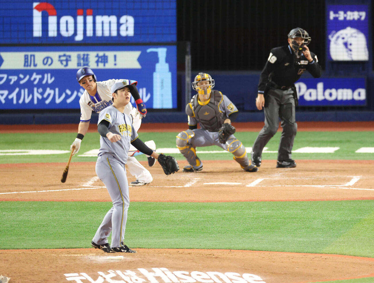 DeNA対阪神　6回裏DeNA1死一塁、牧秀悟に左前打を浴びる石黒佑弥＝2026年4月22日　