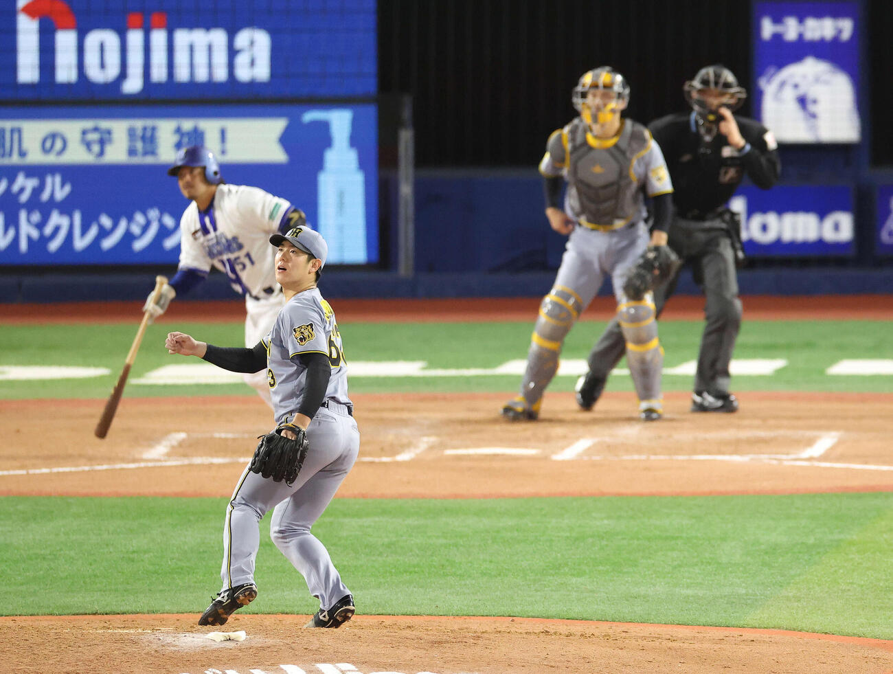 DeNA対阪神　6回裏DeNA1死一、三塁、宮崎敏郎の右犠飛で失点する石黒佑弥＝2026年4月22日　