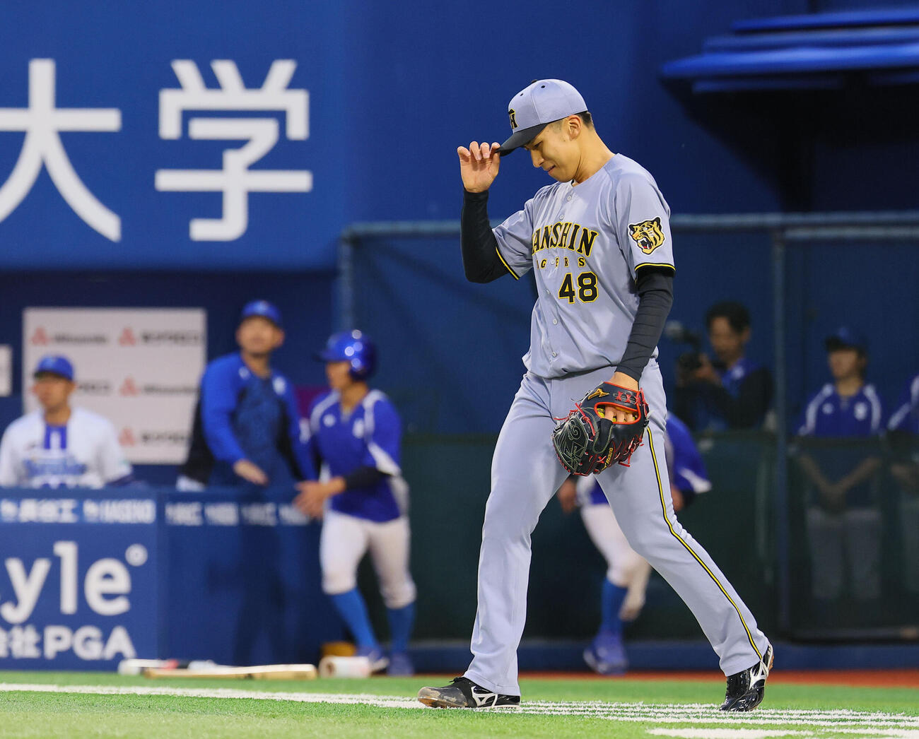DeNA対阪神　1回裏DeNA1死二、三塁、佐野恵太に2点適時打を許した茨木秀俊（撮影・藤尾明華）