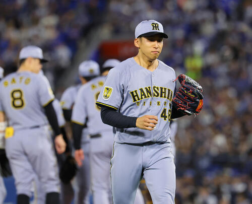 DeNA対阪神　5回途中、降板する阪神茨木秀俊（撮影・藤尾明華）