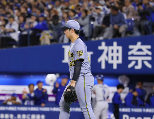 DeNA対阪神　6回裏DeNA1死一、三塁、代打宮崎敏郎に右犠飛を許した石黒佑弥（撮影・藤尾明華）