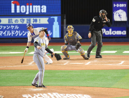 DeNA対阪神　6回裏DeNA1死一塁、牧秀悟に左前打を浴びる石黒佑弥＝2026年4月22日　