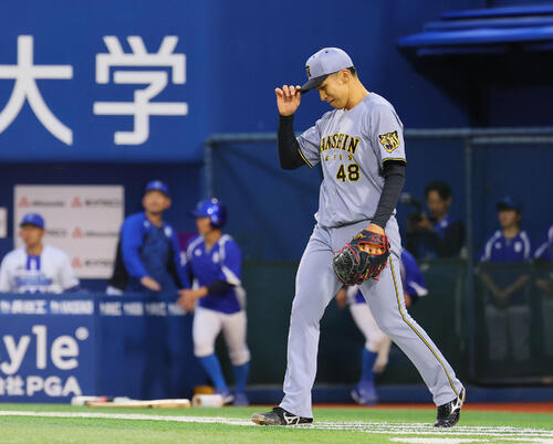 DeNA対阪神　1回裏DeNA1死二、三塁、佐野恵太に2点適時打を許した茨木秀俊（撮影・藤尾明華）