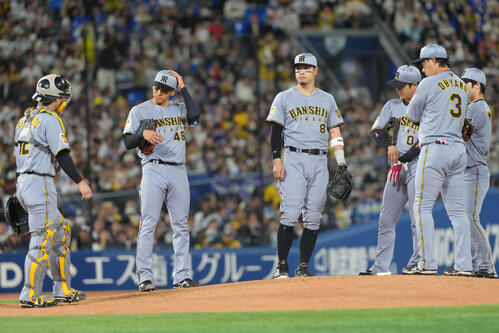 DeNA対阪神　5回途中、マウンドを降りる阪神茨木秀俊（左から2人目）（撮影・足立雅史）