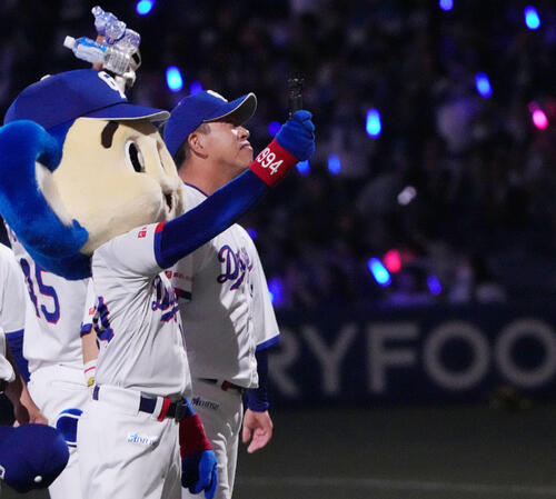 中日対ヤクルト　試合終了、井上一樹監督（右）はサヨナラ勝利し、ファンにあいさつする（撮影・森本幸一）