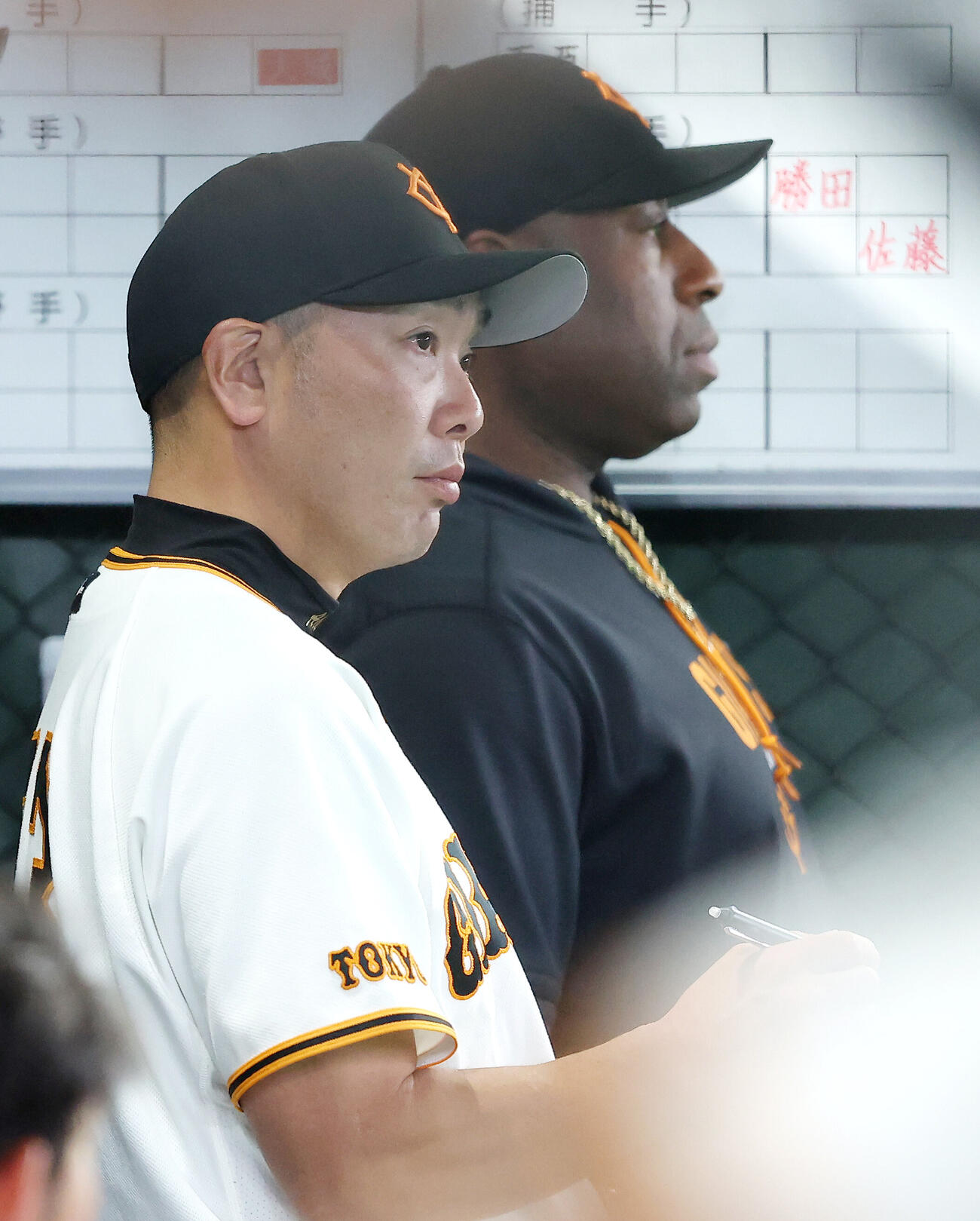 巨人対広島　9回裏、戦況を見守る阿部慎之助監督（撮影・河田真司）