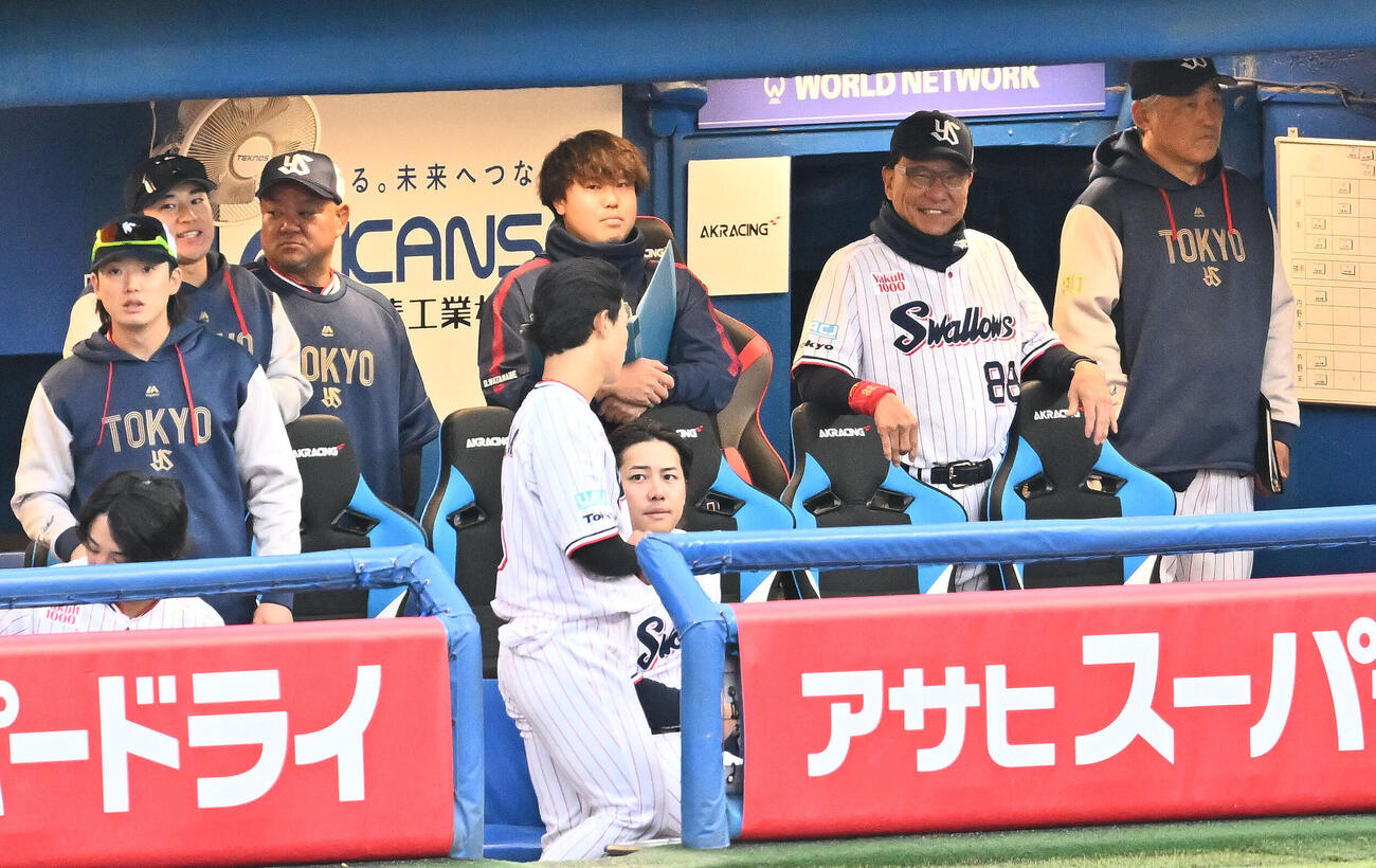 ヤクルト対阪神　9回裏、ベンチから戦況を見守るヤクルト池山隆寛監督（右から2人目）（撮影・滝沢徹郎）