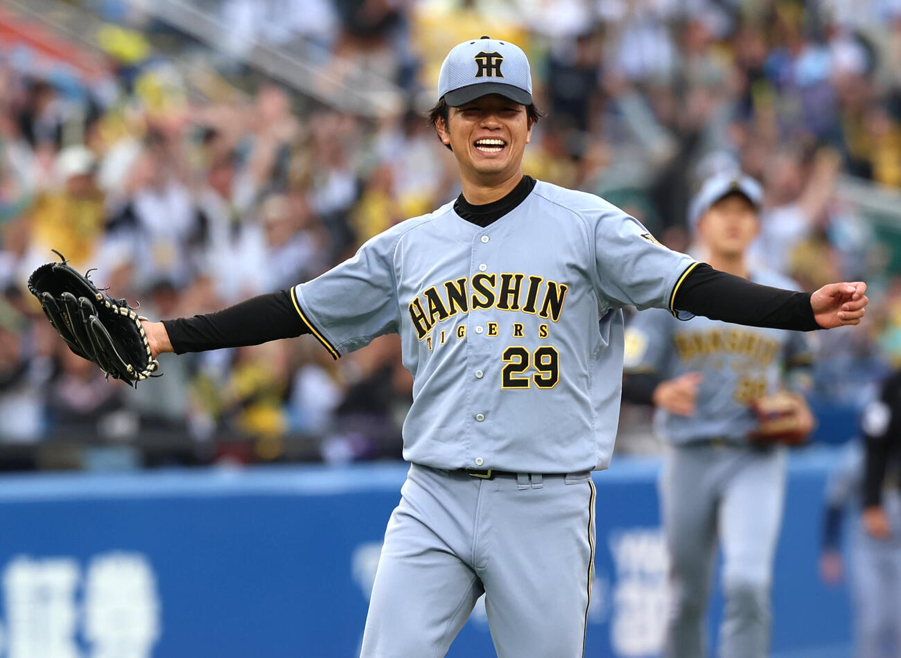 ヤクルト対阪神　完封で今季3勝目を挙げ腕を広げて喜ぶ高橋遙人（撮影・水谷安孝）