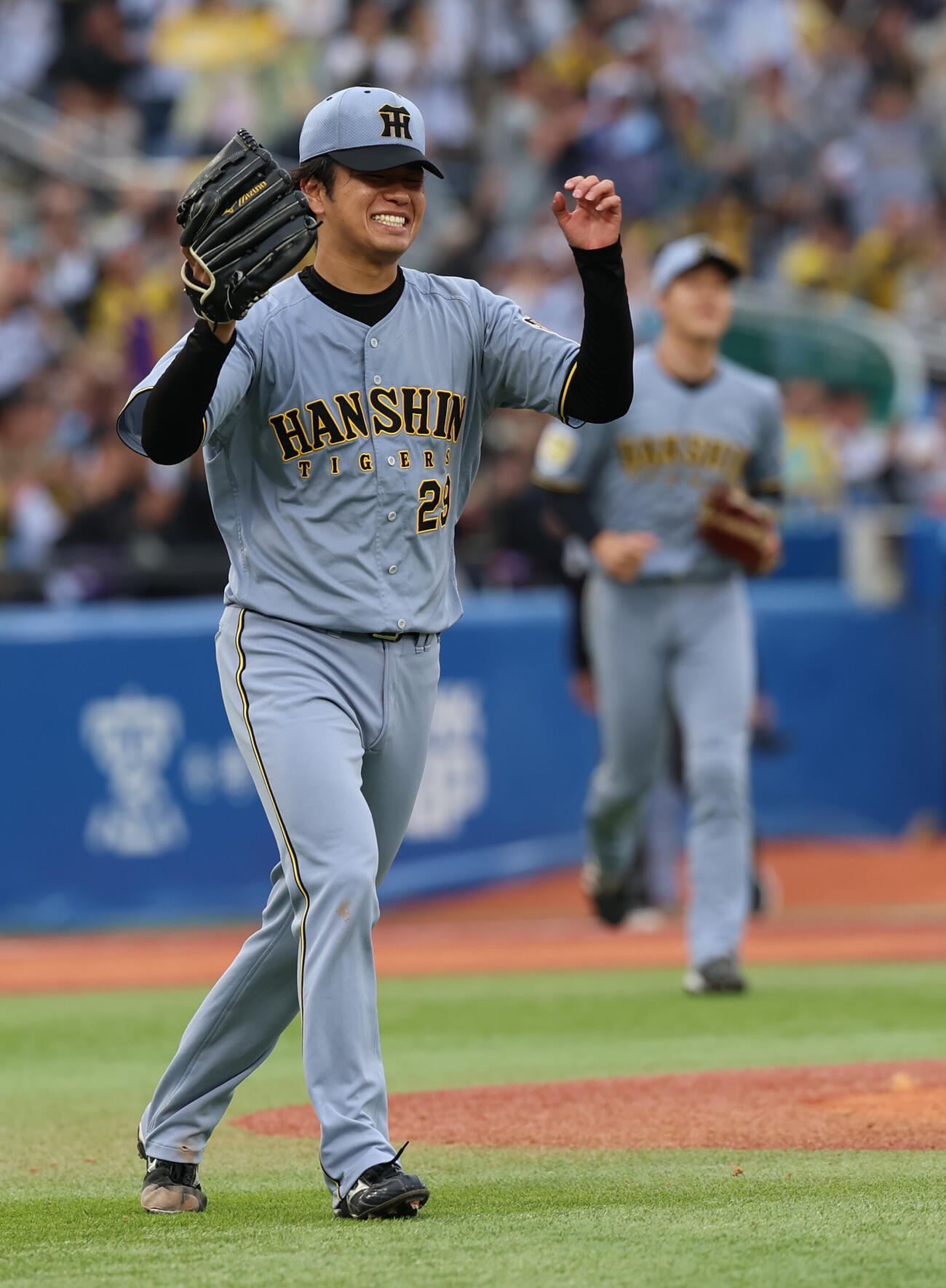 ヤクルト対阪神　完封で今季3勝目を挙げ喜ぶ高橋遙人（撮影・水谷安孝）