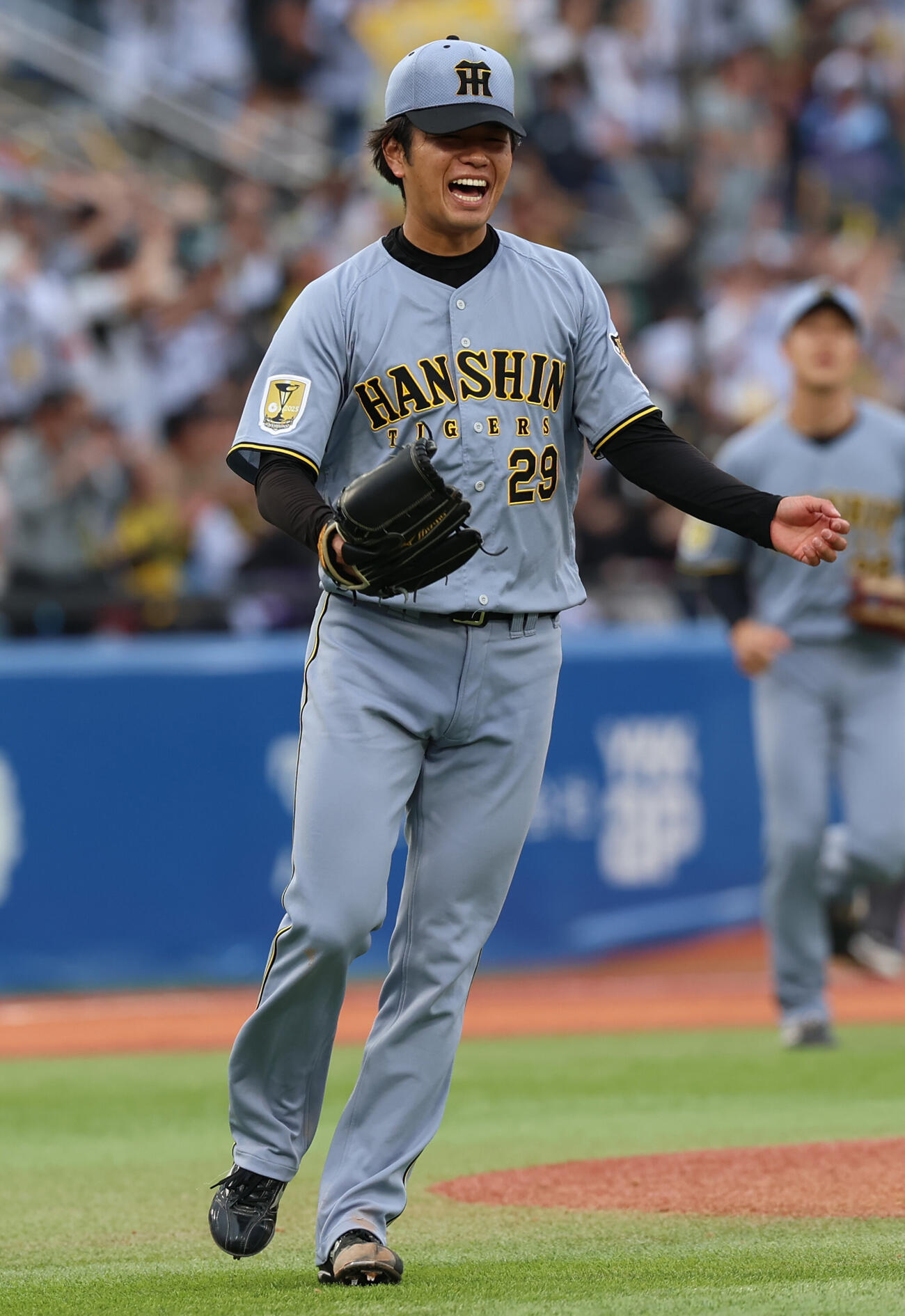 ヤクルト対阪神　完封で今季3勝目を挙げ喜ぶ高橋遙人（撮影・水谷安孝）