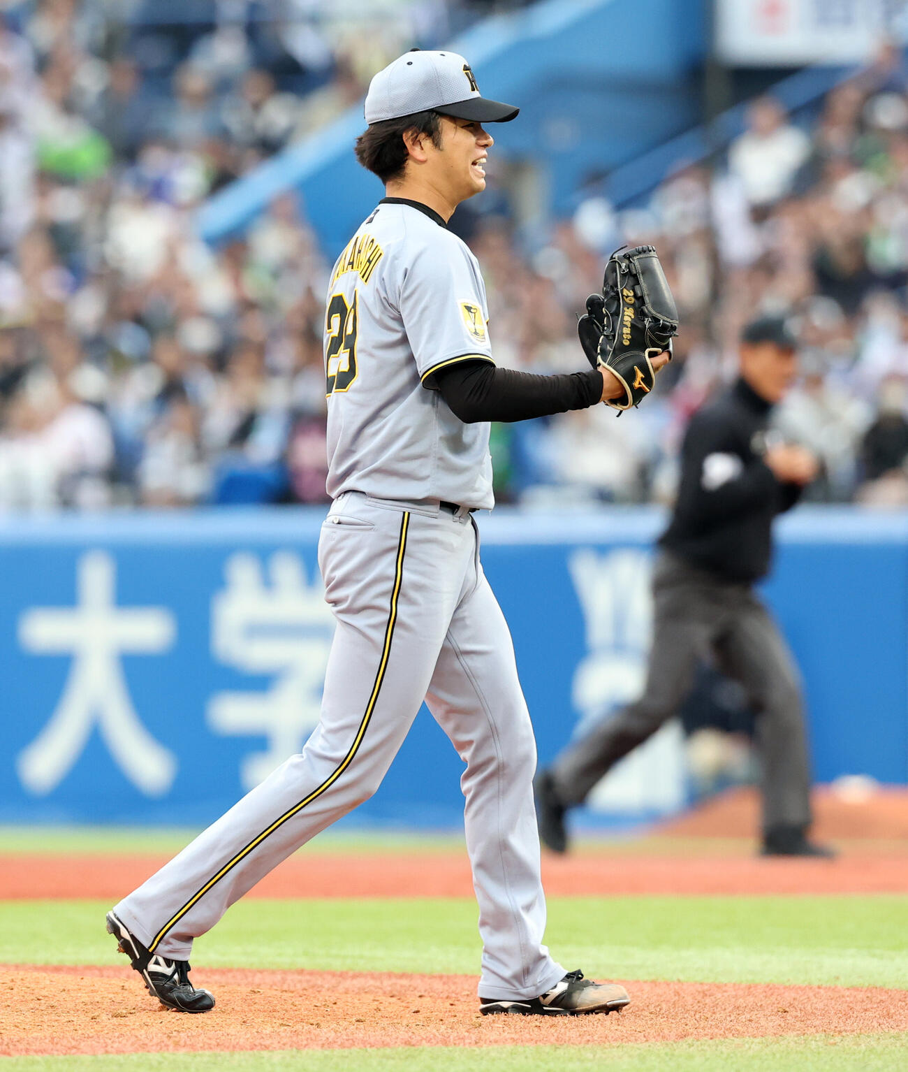 ヤクルト対阪神　9回裏ヤクルト無死一塁、伊藤琉偉の打球に反応する高橋遥人（撮影・浅見桂子）