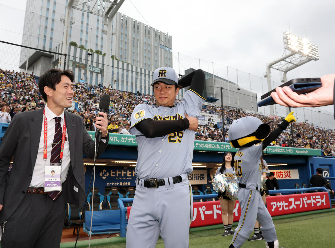 ヤクルト対阪神　完封勝利を決めた阪神高橋遥人は笑顔でインタビューに答える（撮影・浅見桂子）
