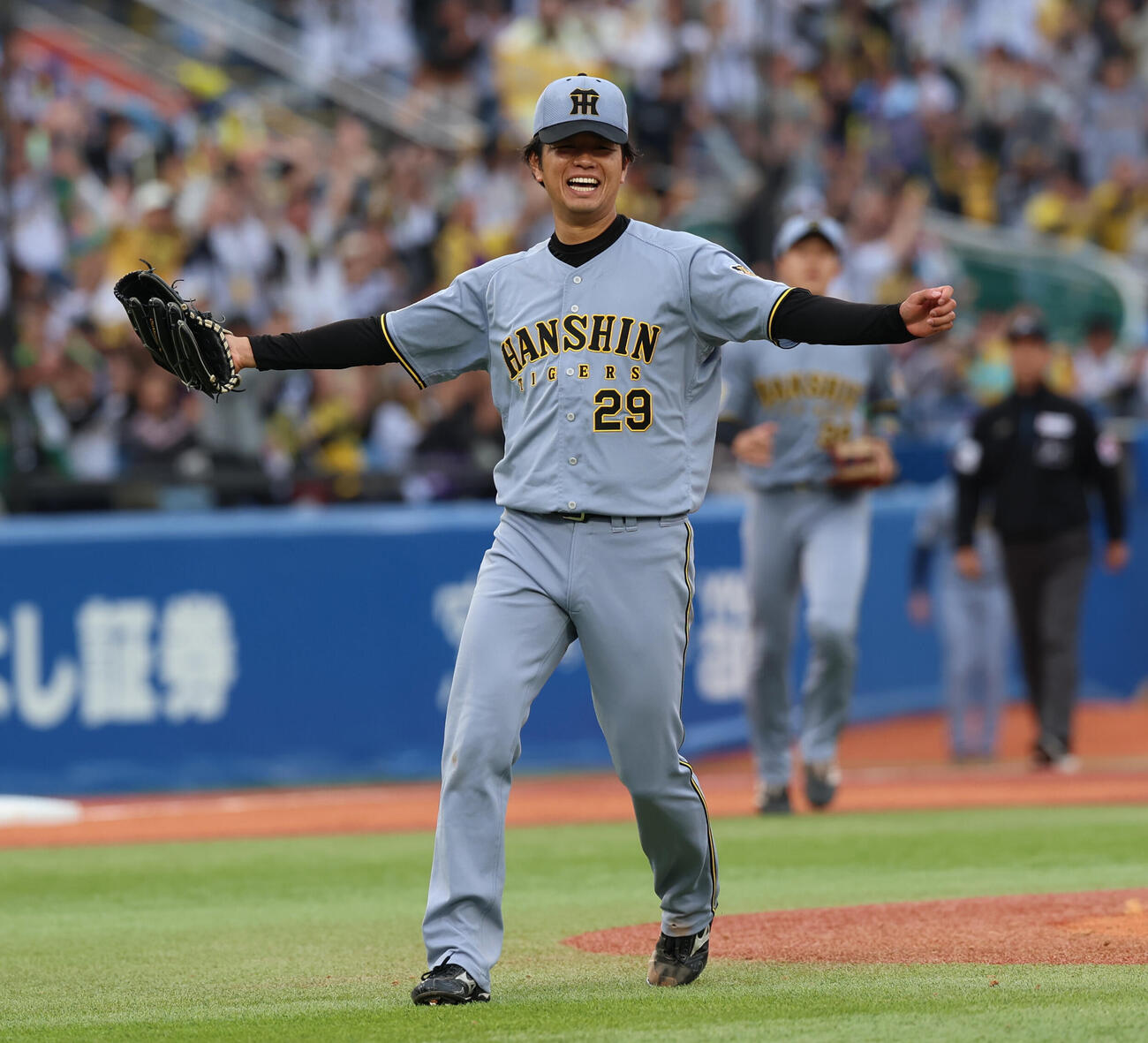 ヤクルト対阪神　完封で今季3勝目を挙げ腕を広げて喜ぶ高橋遙人（撮影・水谷安孝）
