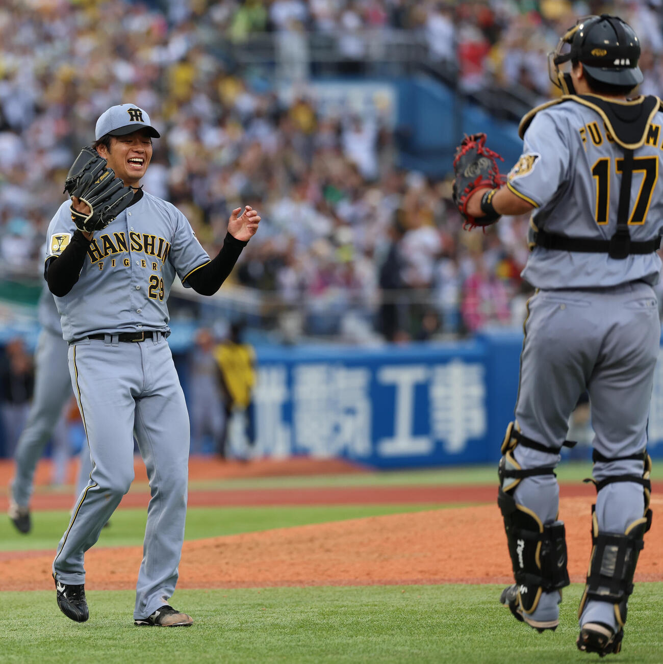 ヤクルト対阪神　完封で今季3勝目を挙げ喜ぶ高橋遙人（撮影・水谷安孝）