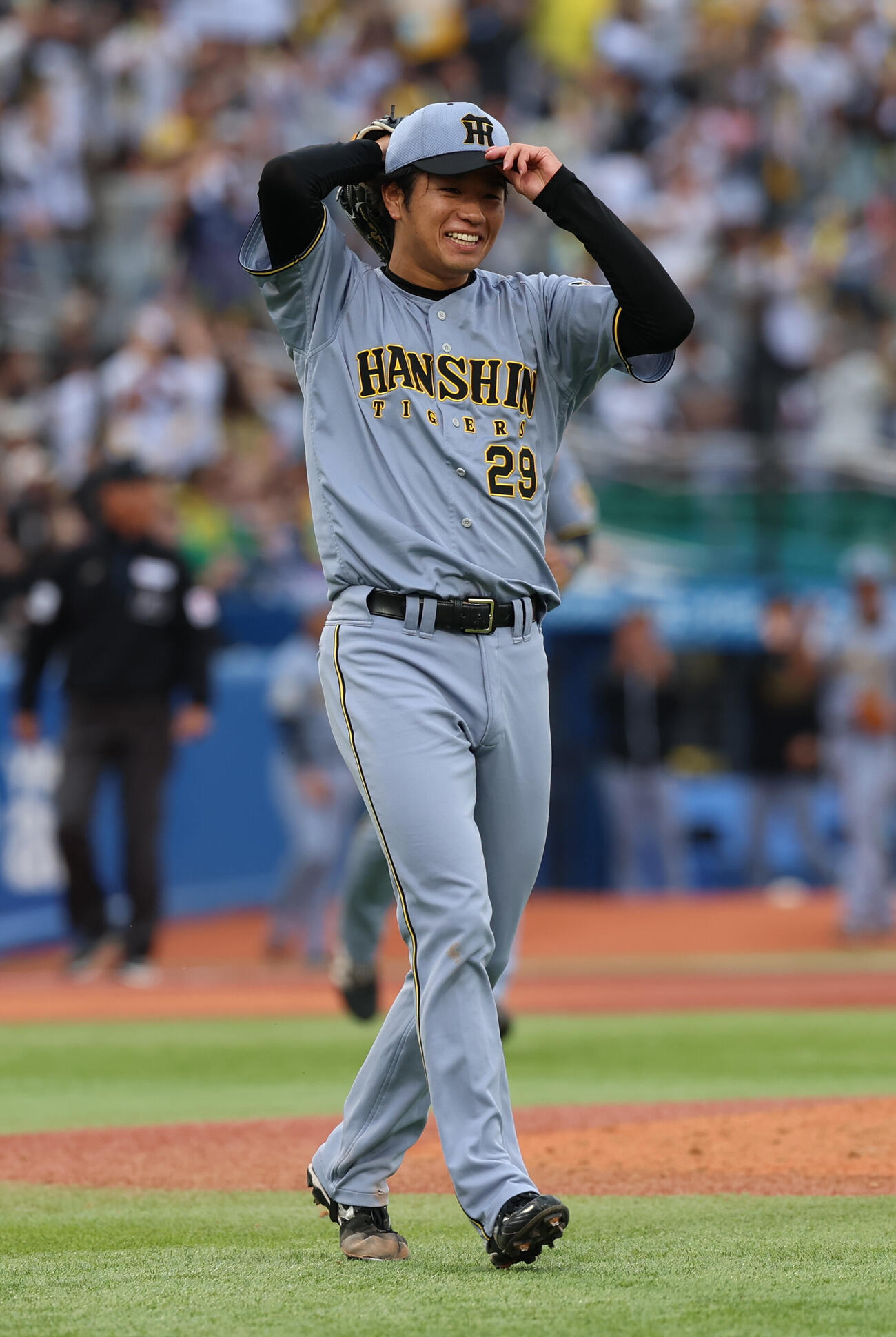 ヤクルト対阪神　完封で今季3勝目を挙げ喜ぶ高橋遙人（撮影・水谷安孝）