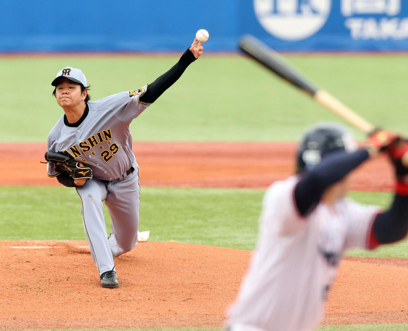ヤクルト対阪神　力投する阪神先発の高橋遥人。打者鈴木叶（撮影・浅見桂子）