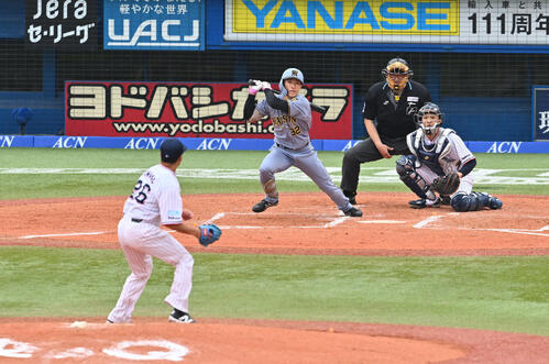 ヤクルト対阪神　3回表阪神2死、福島圭音は中前打を放つ。投手山野太一（撮影・滝沢徹郎）