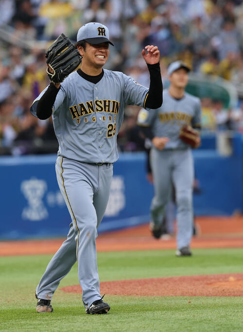 ヤクルト対阪神　完封で今季3勝目を挙げ喜ぶ高橋遙人（撮影・水谷安孝）