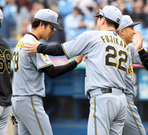 ヤクルト対阪神　完封勝利を決めた阪神高橋遥人は藤川球児監督から迎えられる（撮影・浅見桂子）