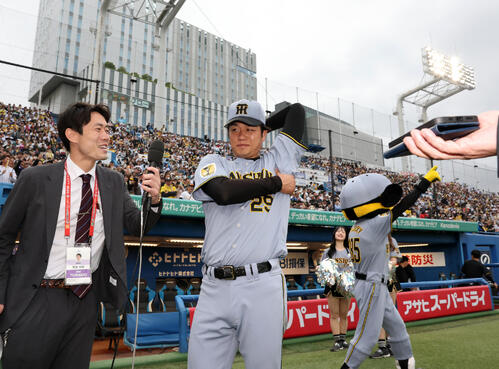 ヤクルト対阪神　完封勝利を決めた阪神高橋遥人は笑顔でインタビューに答える（撮影・浅見桂子）