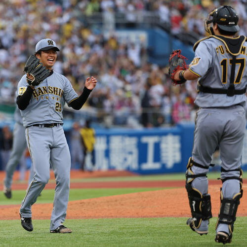 ヤクルト対阪神　完封で今季3勝目を挙げ喜ぶ高橋遙人（撮影・水谷安孝）
