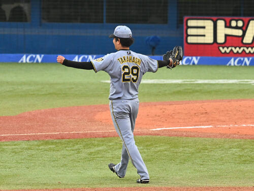 ヤクルト対阪神　完封勝利し喜ぶ阪神高橋遥人（撮影・滝沢徹郎）