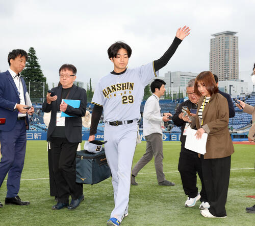 ヤクルト対阪神　3度目完封勝利でファンに手を振る高橋遥人（撮影・浅見桂子）