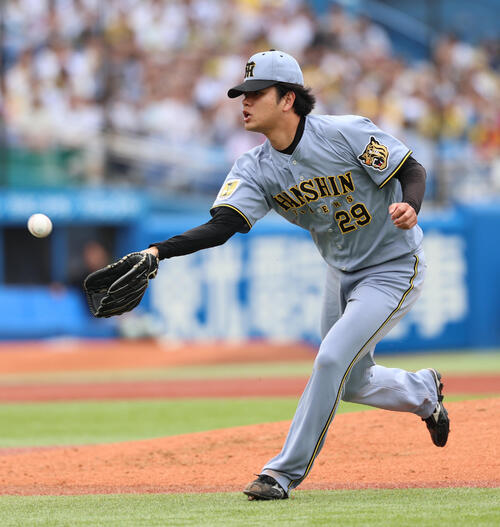 ヤクルト対阪神　2回裏ヤクルト2死、岩田幸宏の投ゴロを処理する高橋遙人（撮影・水谷安孝）