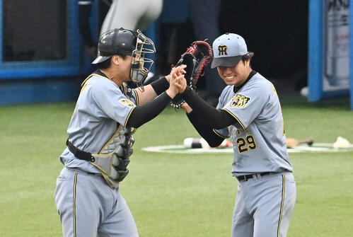 ヤクルト対阪神　完封勝利しタッチを交わす阪神高橋遥人（右）と伏見寅威（撮影・滝沢徹郎）