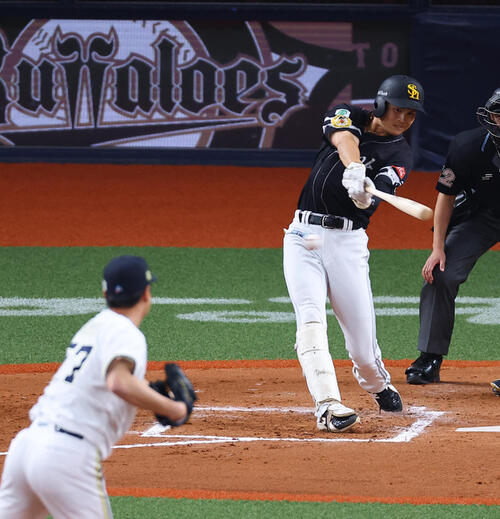 オリックス対ソフトバンク　7回表ソフトバンク1死一塁、笹川吉康は勝ち越し適時二塁打を放つ（2026年４月撮影）