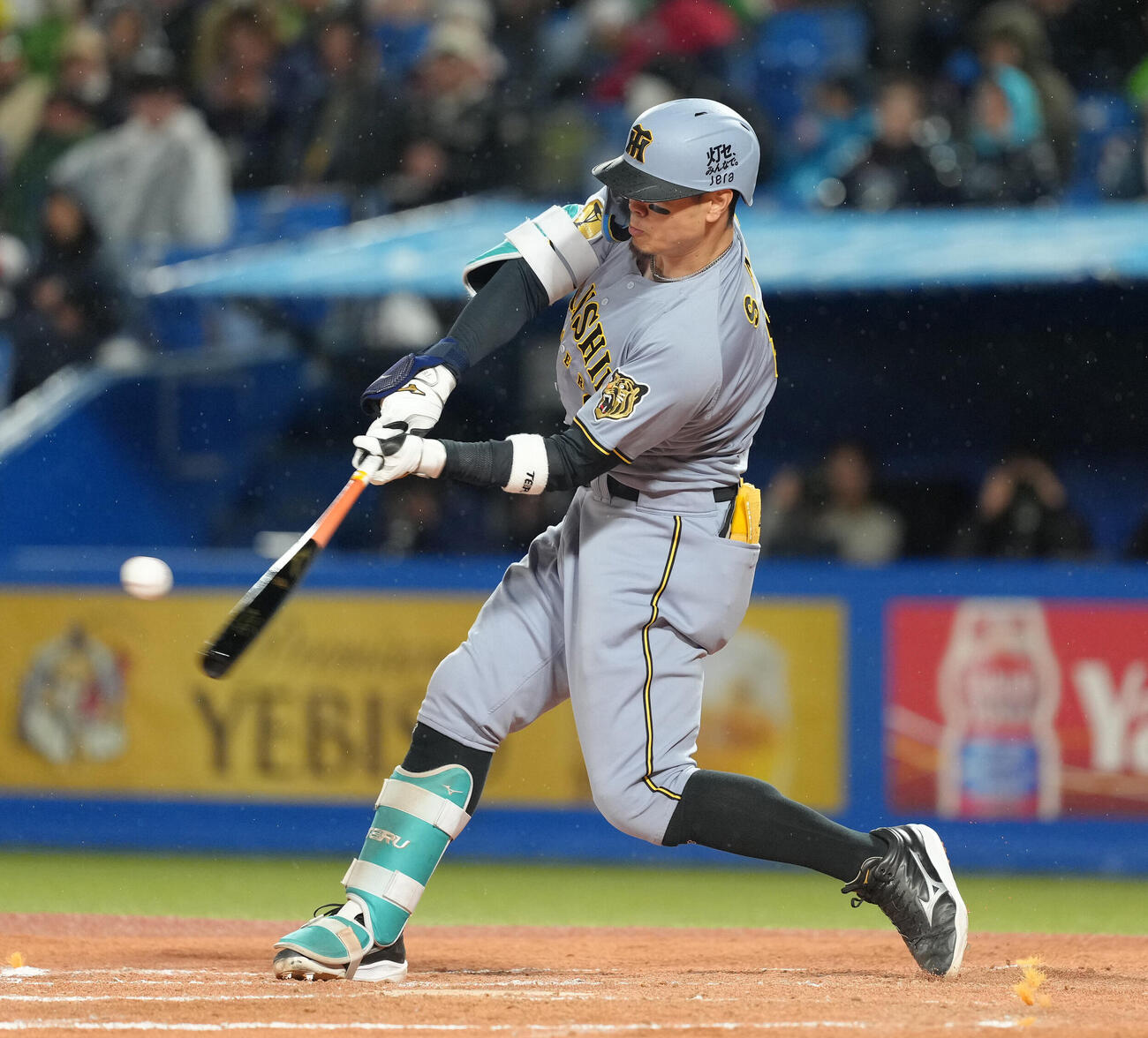 ヤクルト対阪神　7回表阪神1死、佐藤輝明は右越え本塁打を放つ（撮影・足立雅史）