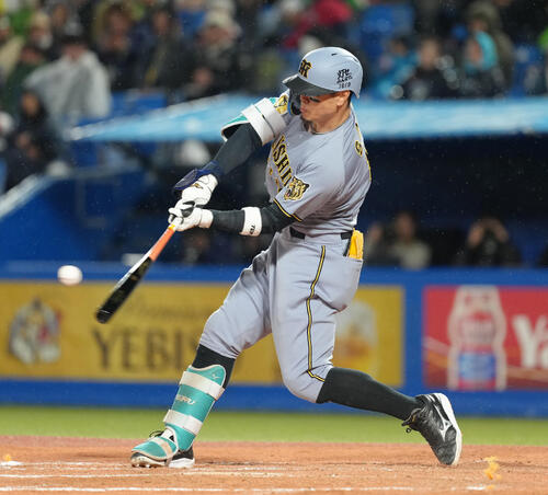 ヤクルト対阪神　7回表阪神1死、佐藤輝明は右越え本塁打を放つ（撮影・足立雅史）