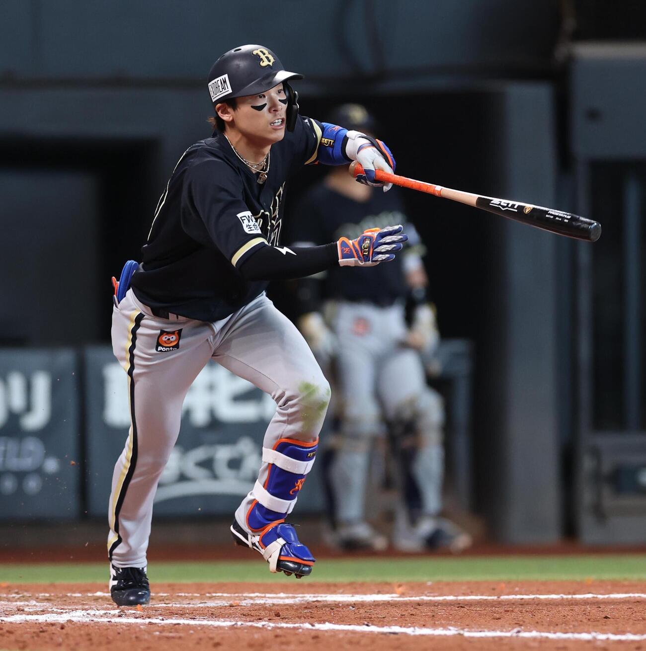日本ハム対オリックス　8回表オリックス2死満塁、走者一掃の三塁打を放つ中川圭太（撮影・黒川智章）