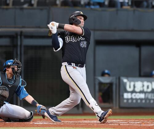 日本ハム対オリックス　2回表オリックス無死一塁、2点本塁打を放つシーモア（撮影・黒川智章）