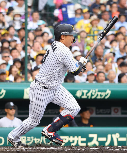 阪神対巨人　7回裏阪神無死二塁、大山悠輔は内野安打を放つ（撮影・上田博志）