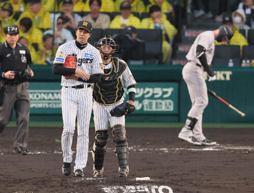 阪神対巨人　5回表、マウンドで話し合う阪神才木浩人（左）と梅野隆太郎（撮影・宮崎幸一）