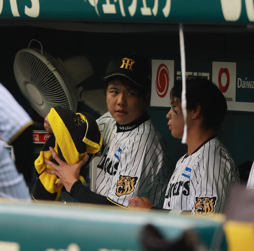 阪神対巨人　初回を投げ終えた阪神先発の才木浩人（左）は捕手梅野隆太郎と話す（撮影・上山淳一）