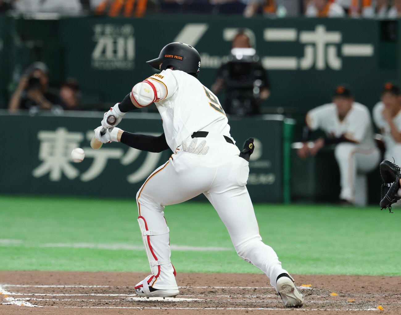 巨人対ヤクルト　8回裏巨人1死一、二塁、犠打を失敗した松本剛（撮影・増田悦実）