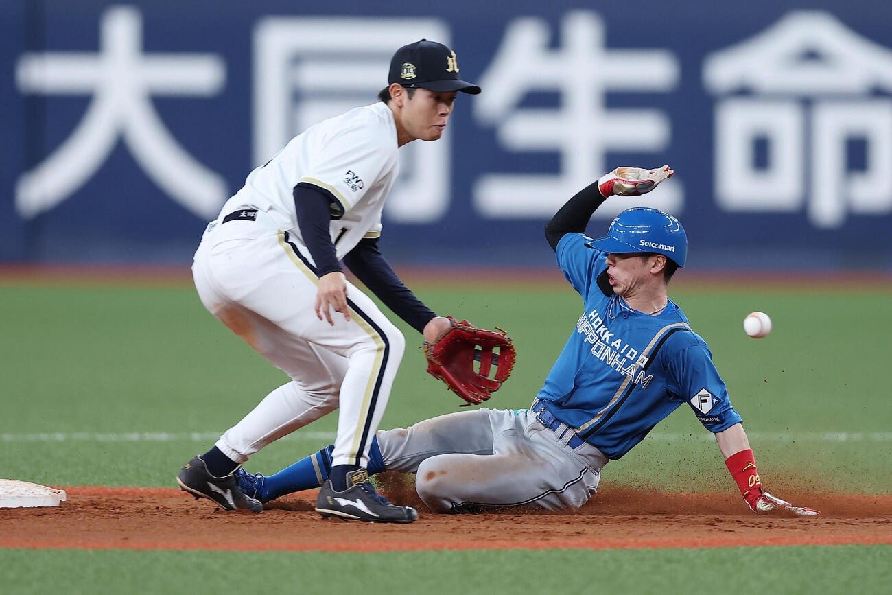 オリックス対日本ハム　8回表日本ハム1死一塁、二盗を決める五十幡亮汰。二塁手太田椋（撮影・前田充）