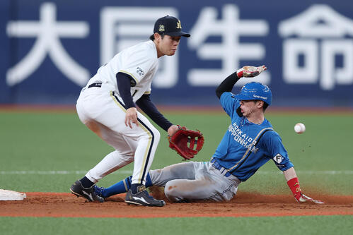 オリックス対日本ハム　8回表日本ハム1死一塁、二盗を決める五十幡亮汰。二塁手太田椋（撮影・前田充）