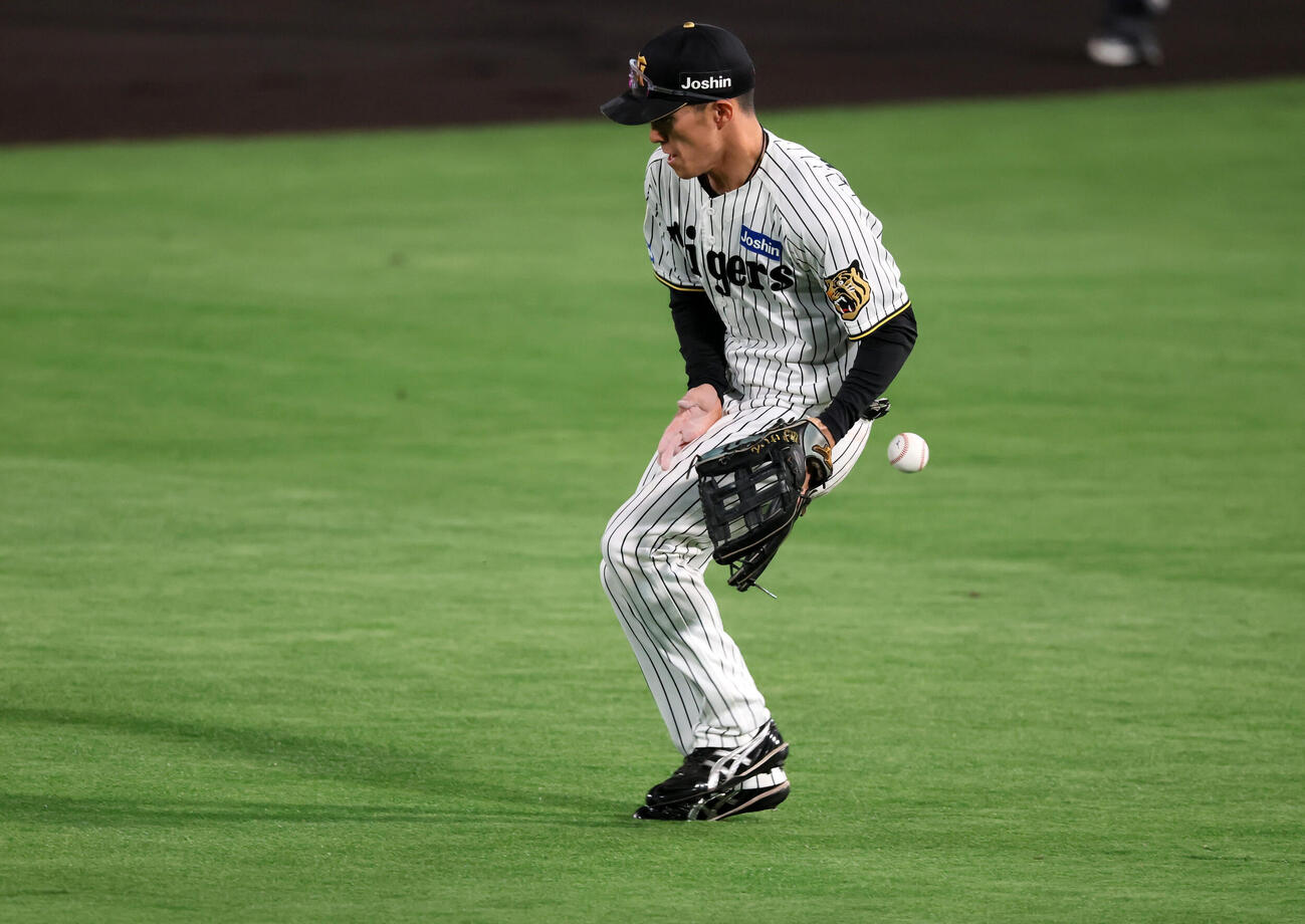 阪神対DeNA 4回表DeNA1死一、二塁、福島圭音は京田陽太の打球をファンブルし捕球出来ず失策を記録（撮影・加藤哉）