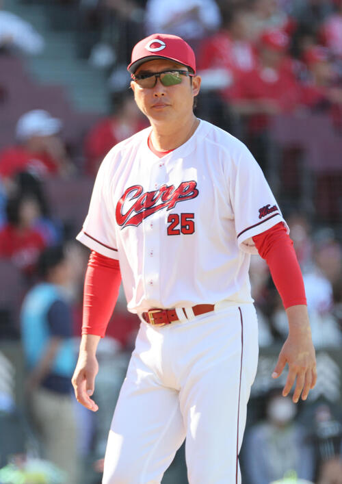 広島対ヤクルト　6回裏終了時、交代を告げる新井貴浩監督（撮影・加藤孝規）