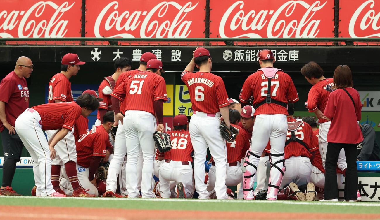 西武対楽天　試合前円陣を組む楽天ナイン（撮影・河田真司）
