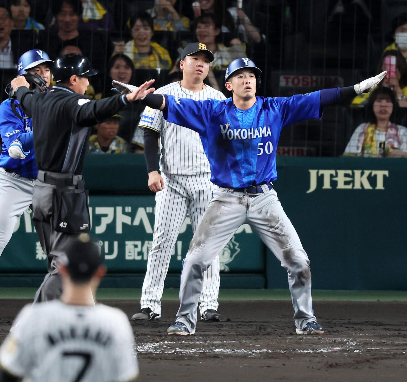 阪神対DeNA　4回表DeNA1死一、二塁、村上頌樹は京田陽太に左前適時打を許し自軍守備の失策もあって2失点を喫す。手前は生還した一走山本祐大（2026年5月8日撮影）