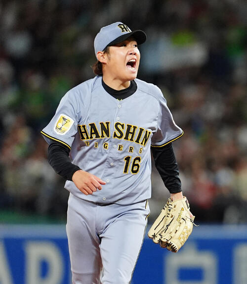 ヤクルト対阪神　6回裏ヤクルト2死一塁、内山壮真を見逃し三振に仕留め、雄たけびをあげる西勇輝（撮影・清水貴仁）